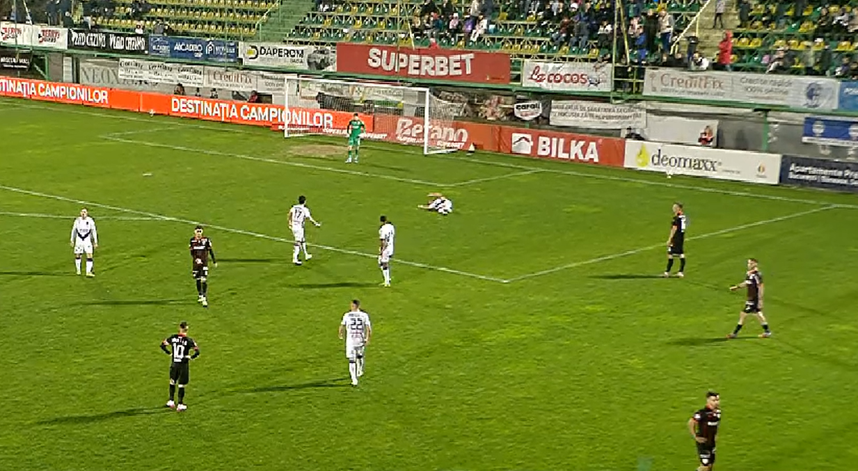 Fază cu scandal în FC Argeș – Dinamo. Szabolcs Kovacs a dat penalty cu VAR după ce Armstrong l-a lovit peste față pe Borța