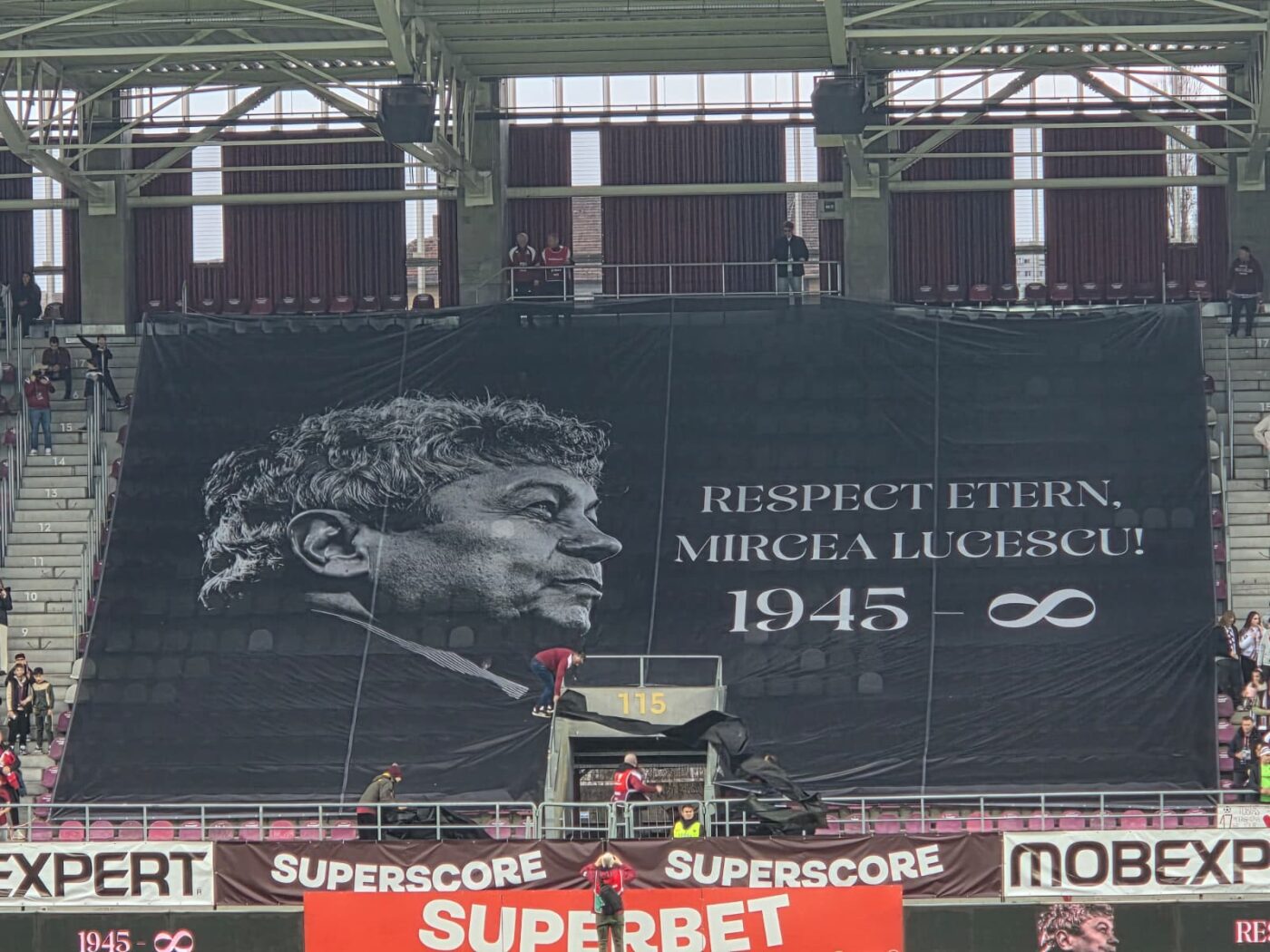 Omagiu pentru Mircea Lucescu înainte de Rapid – FC Argeș. Banner uriaș pe stadion în timpul momentului de reculegere