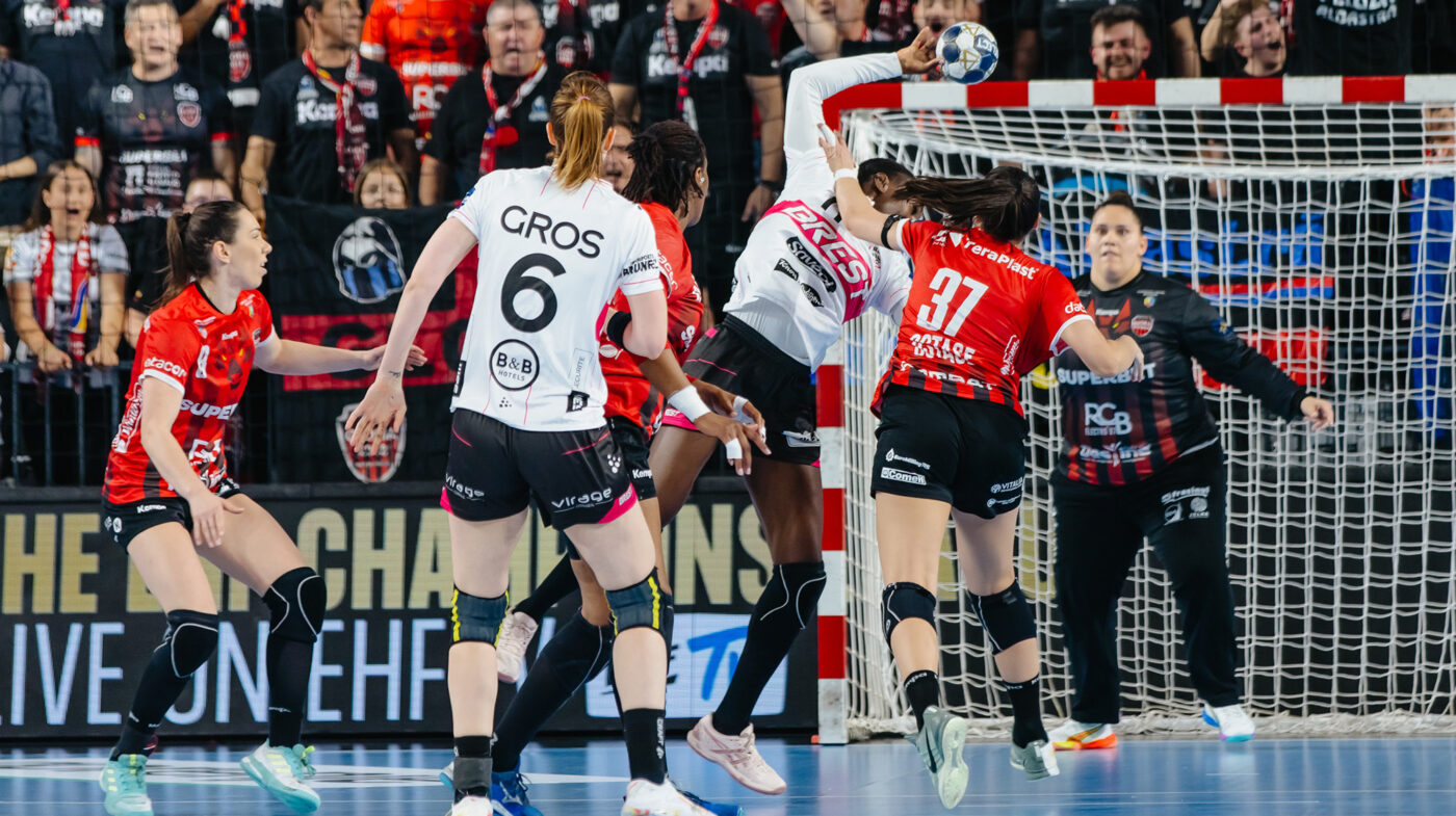 CSM București s-a calificat în Final Four al Ligii Campionilor, după 37-27 cu Esbjerg! Gloria Bistrița a fost învinsă de Brest cu 36-30 și nu va lupta pentru trofeu
