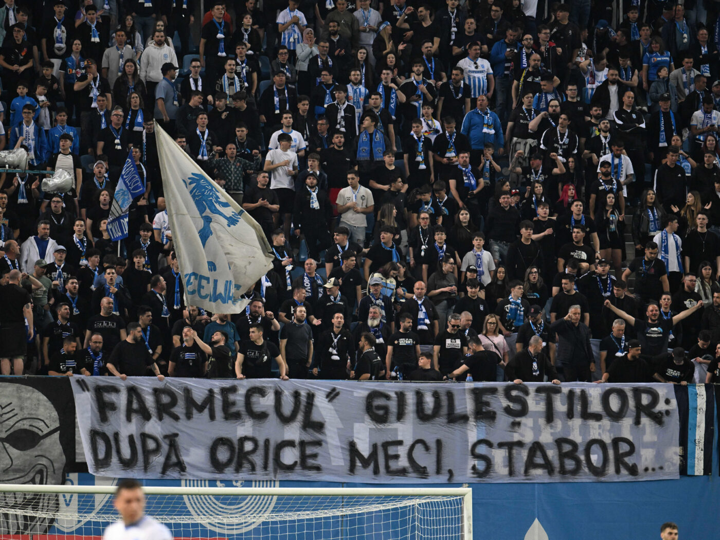 Ce riscă Universitatea Craiova, după mesajele afişate de fanii săi la meciul cu Rapid