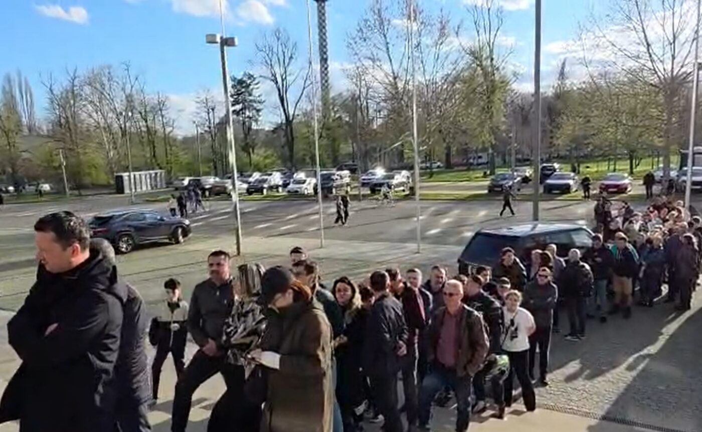 S-A STINS IL LUCE Imagini impresionante! Coadă de zeci de metri pentru un ultim omagiu adus lui Mircea Lucescu