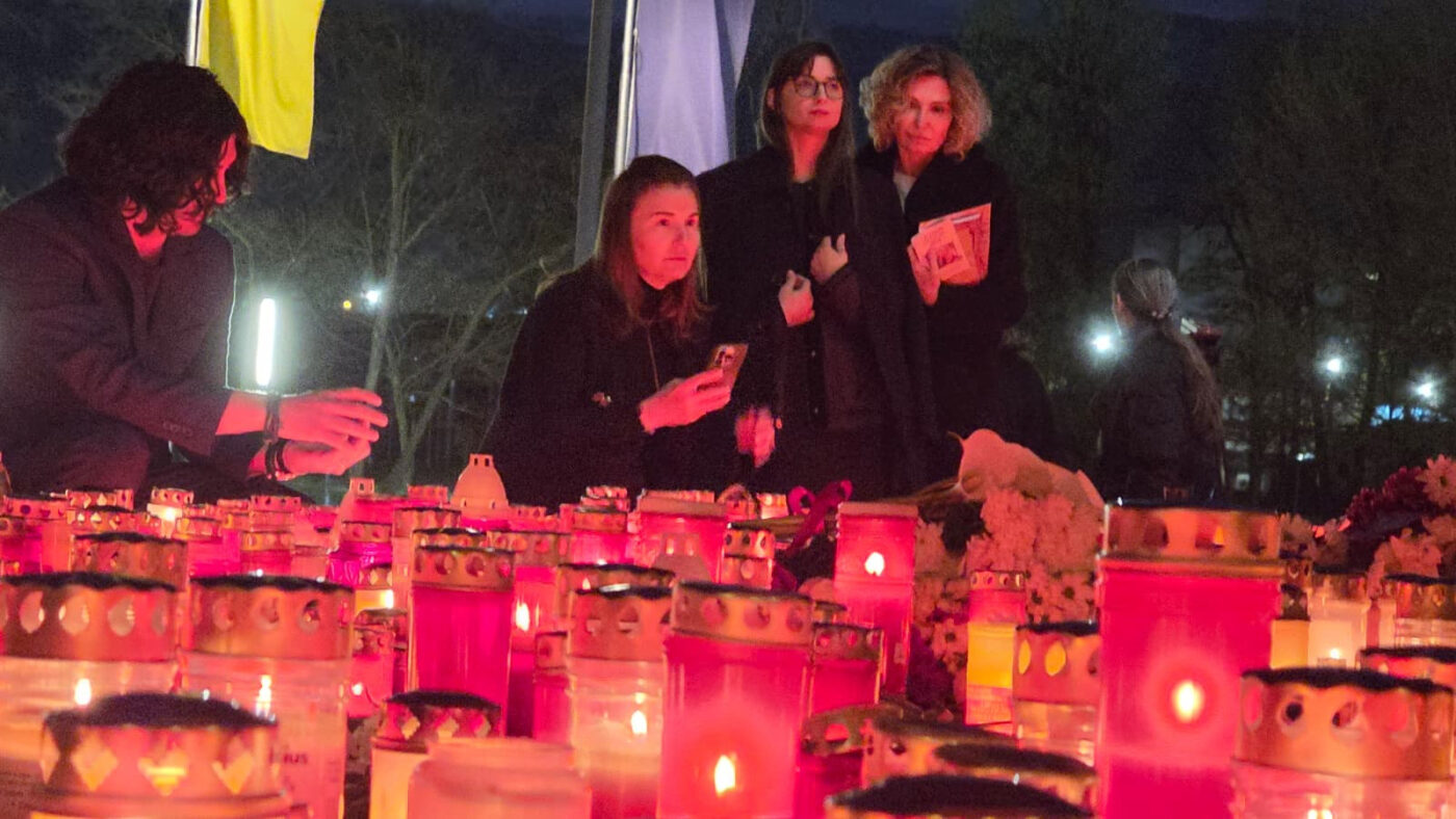 S-A STINS IL LUCE Imagini copleşitoare. Rând pe rând, Neli, Matei, Marilu şi Ana-Maria din familia Lucescu au trecut să vadă altarul de candele aprinse în memoria lui Mircea Lucescu
