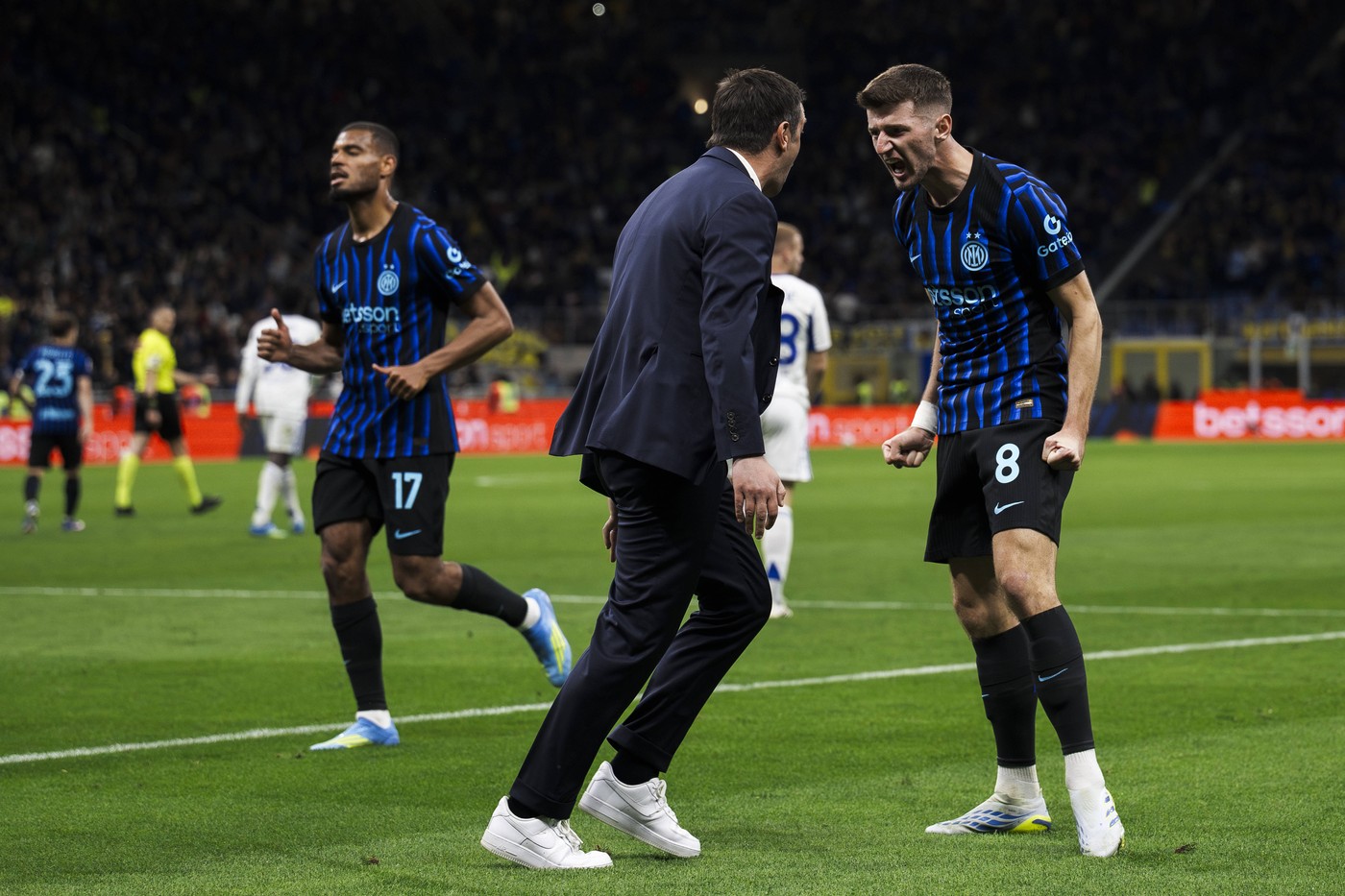„Zvonuri despre Chivu”. Mister despre ce s-a întâmplat în vestiar lui Inter la pauza meciului cu Como: „Rămâne acolo!”