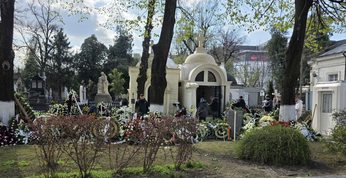 S-A STINS IL LUCE Cum arată cavoul lui Mircea Lucescu. Ce versuri sunt scrise pe piatra funerară