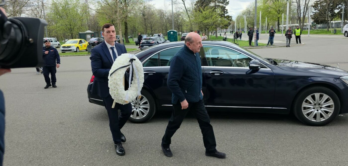 S-A STINS IL LUCE Cum și-a făcut apariția Traian Băsescu la priveghiul lui Mircea Lucescu
