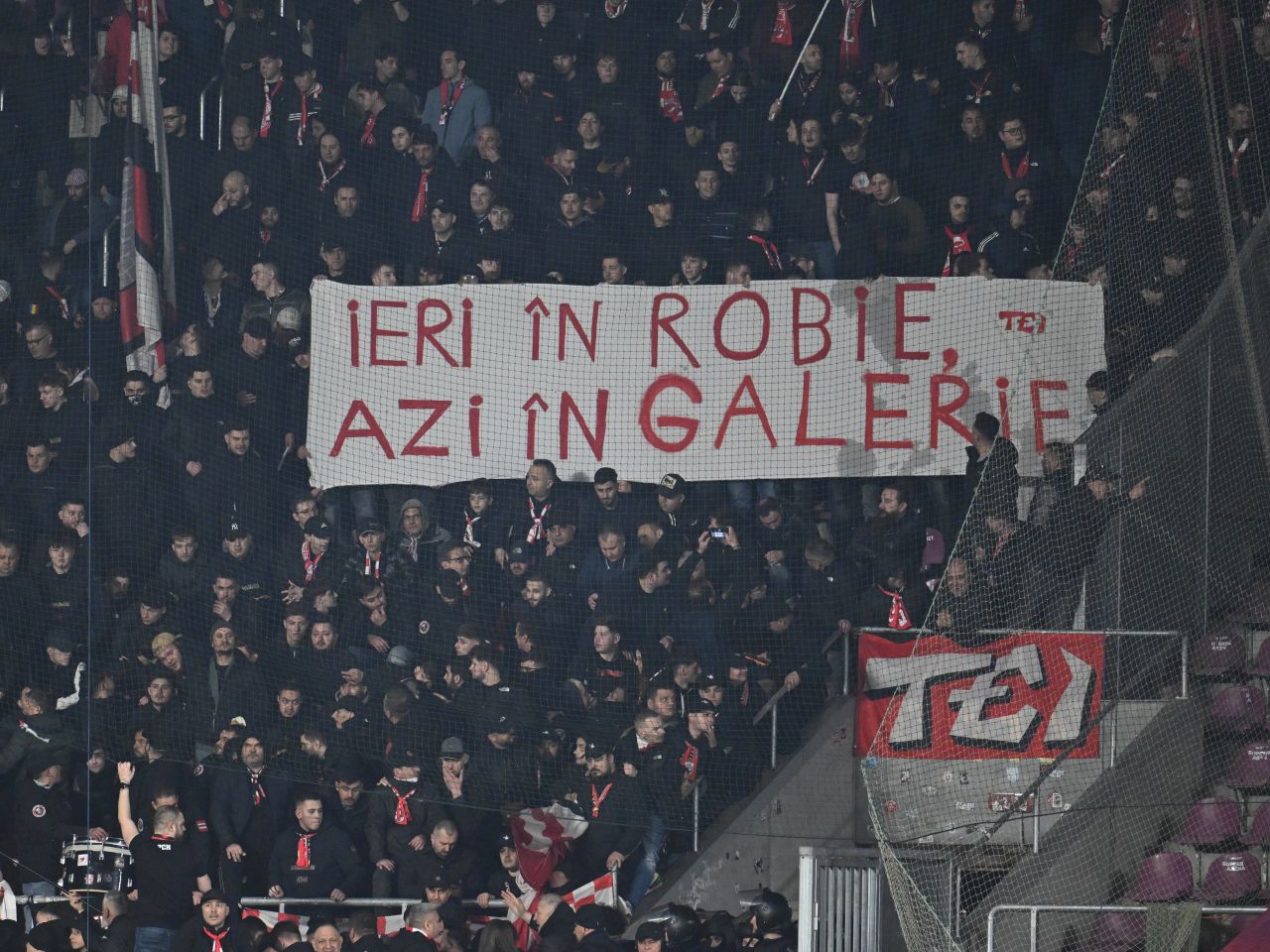 „Sunt rromi care muncesc 12-14 ore pe zi în depozite din alte țări”. Reacția bărbatului care a făcut plângere penală după mesajele rasiste de la Rapid – Dinamo