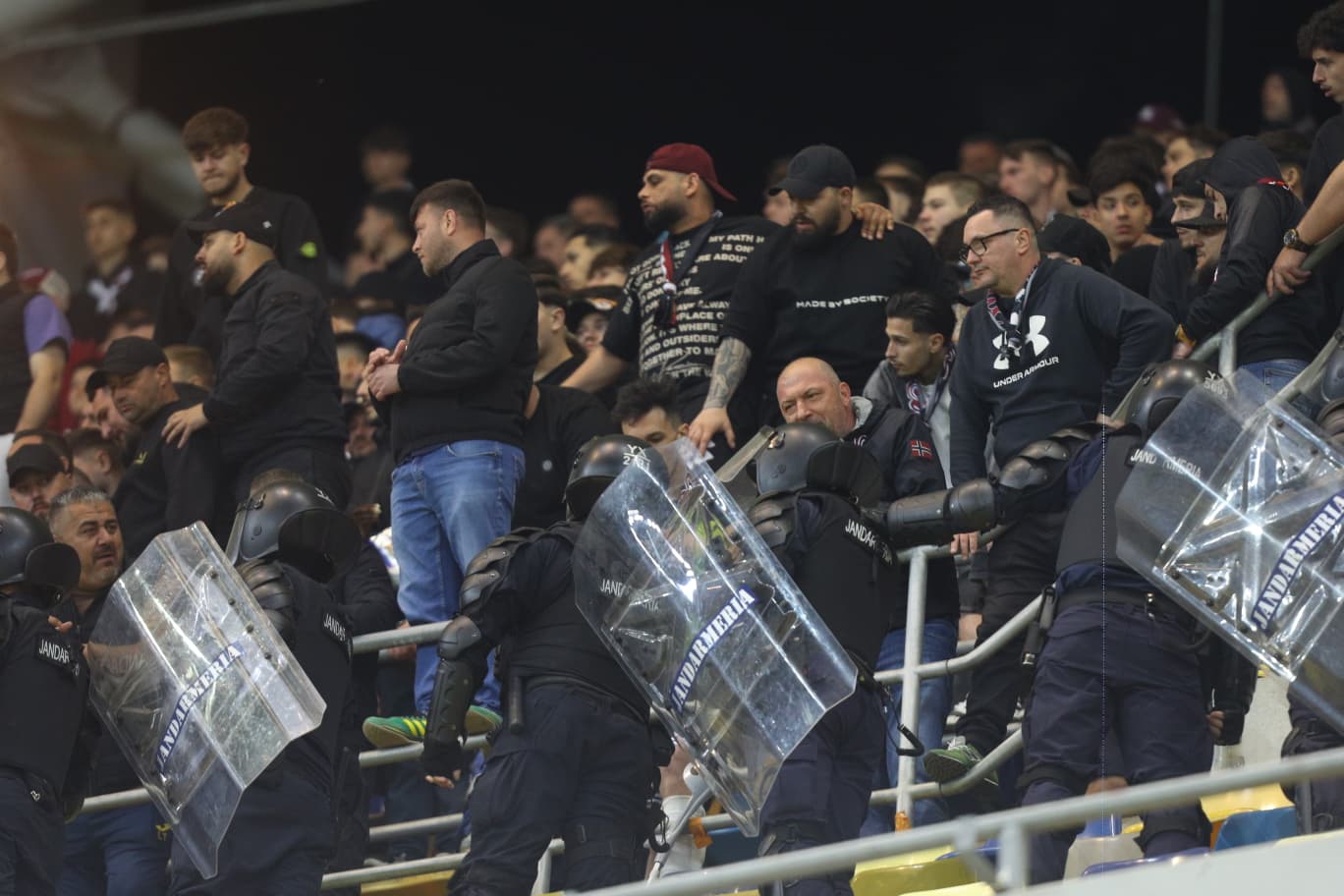 Fanii Rapidului s-au luat la bătaie între ei la derby-ul cu Dinamo. Jandarmii, chemați de urgență în peluză