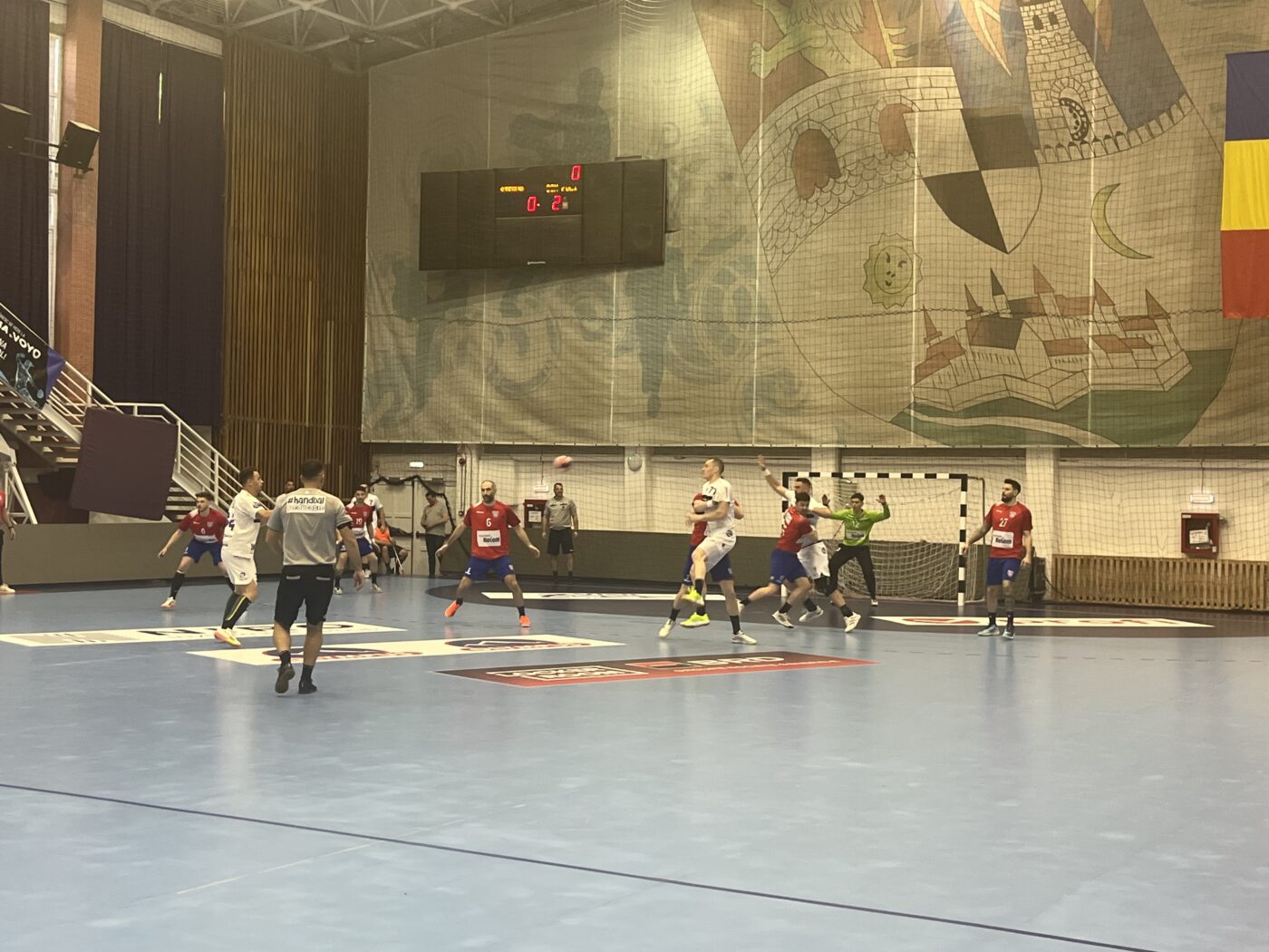 Semifinale foarte dezechilibrate la turneul Final Four al Cupei României de handbal masculin. Favoritele s-au calificat în finală, iar în sală au rămas destule locuri goale