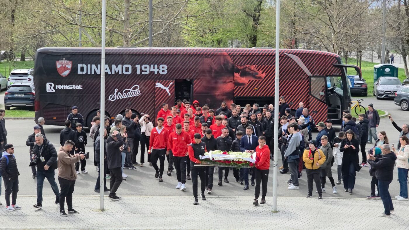 S-A STINS IL LUCE Fotbaliștii lui Dinamo au venit să îi aducă un omagiu lui Mircea Lucescu. Au cărat cu greu coroana imensă din partea clubului