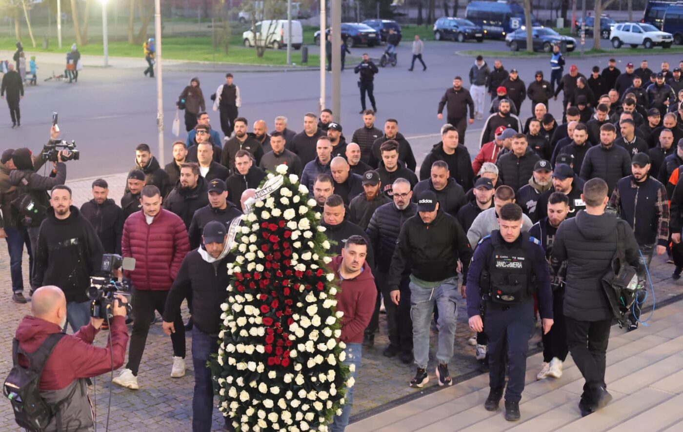 S-A STINS IL LUCE Galeria Rapidului, în frunte cu liderul Bocciu, a venit să-și ia adio de la Mircea Lucescu, un idol în Giulești