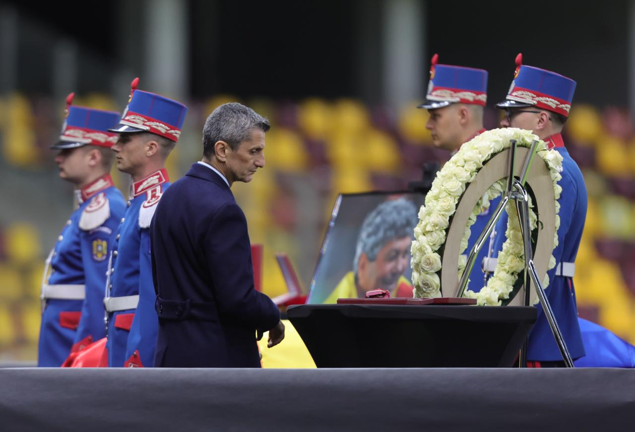 S-A STINS IL LUCE Răzvan Lucescu nu le-a dat voie să participe la priveghiul lui Mircea Lucescu, dar patru persoane tot vin la înmormântare