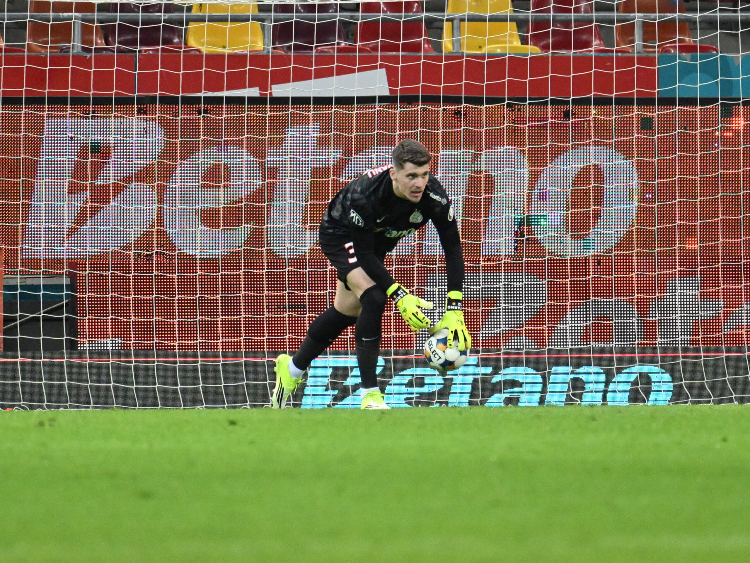 FCSB'de Kaleci Hatası: Târnovanu'nun Sürprizi, Becali'yi Öfkelendirebilir