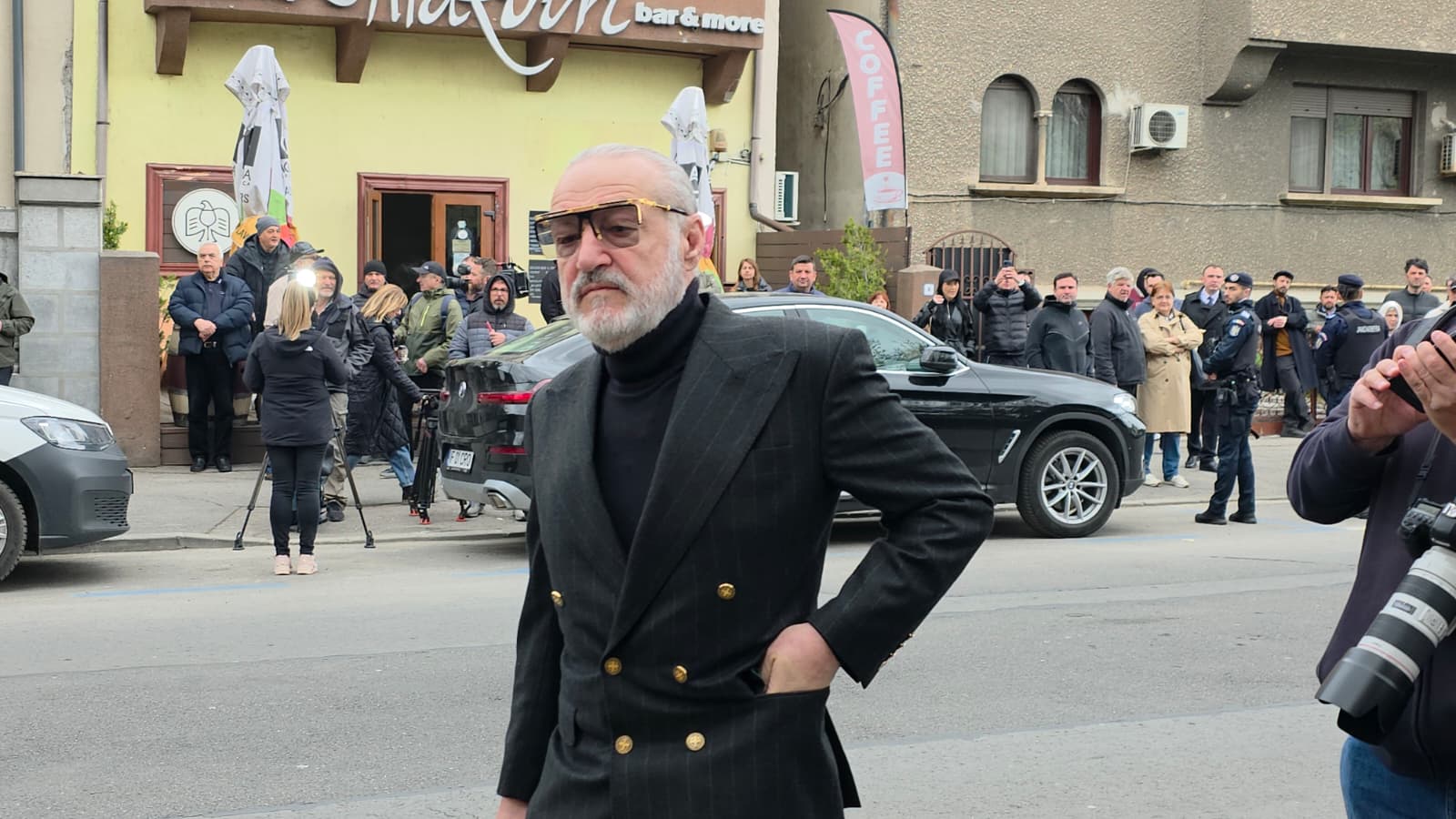 o în casa lui pe fiica unei mari cântărețe, apoi a dat