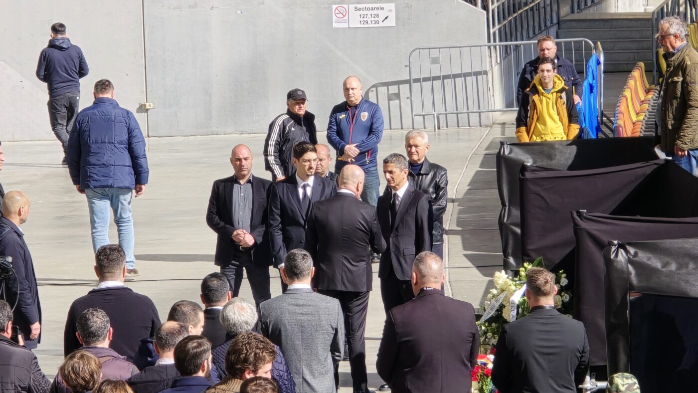 S-A STINS IL LUCE Ilie Bolojan și-a luat adio de la Mircea Lucescu. Premierul i-a prezentat condoleanțe lui Răzvan Lucescu la catafalcul tatălui său