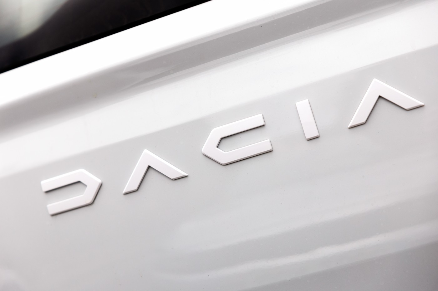 Primele imagini cu noua Dacia Sandero Hybrid. Cum arată mașina care va revoluționa piața auto