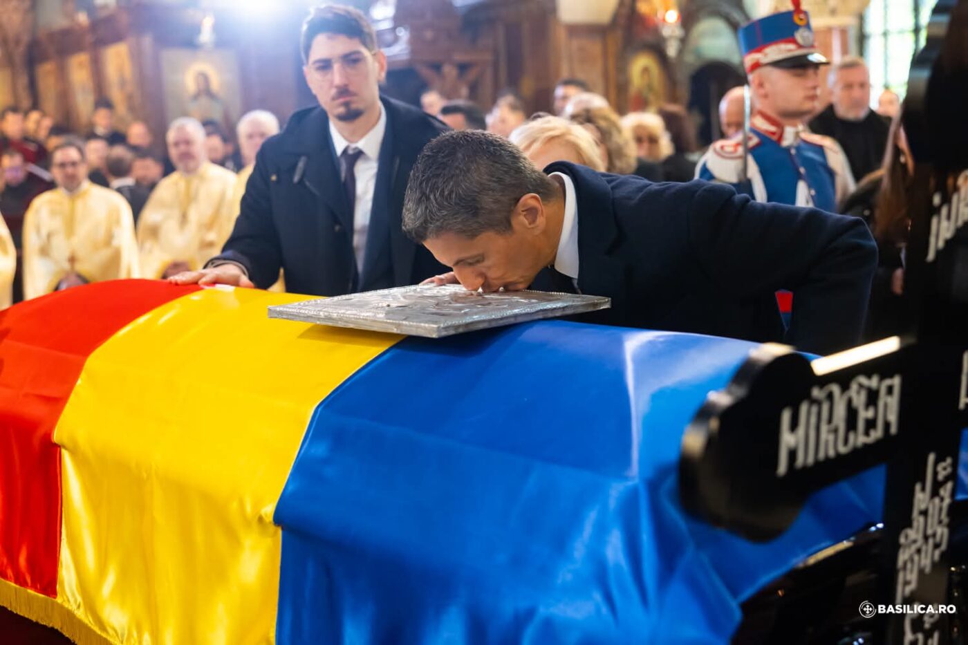S-A STINS IL LUCE Imagini emoționante din interiorul bisericii în timpul slujbei pentru Mircea Lucescu