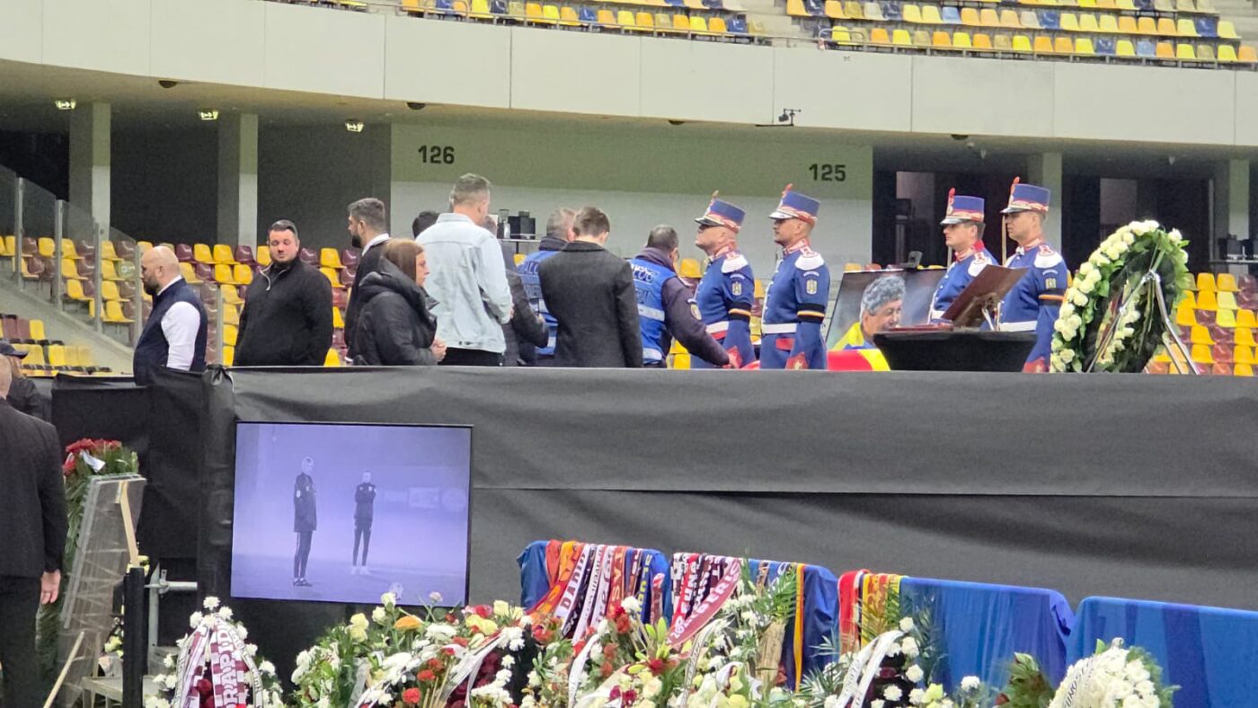 Ce imagini emoționante! Reprezentanții Jandarmeriei și cei care au asigurat paza au fost ultimii care și-au luat adio de la Mircea Lucescu la Arena Națională