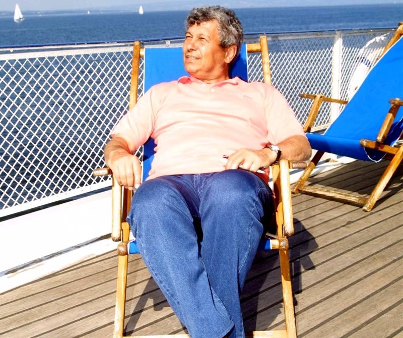 EXCLUSIV Imagini senzaționale cu Mircea Lucescu: membru de partid, capra la proțap, ghid pentru Ion Iliescu și la moaștele Sfintei Parascheva!