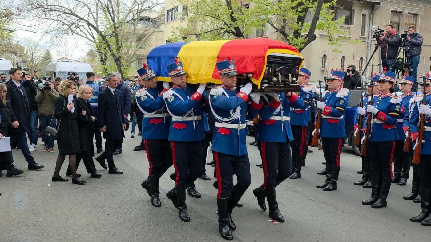 S-A STINS IL LUCE Înmormântarea lui Mircea Lucescu. Cortegiul funerar se îndreaptă spre Cimitirul Bellu