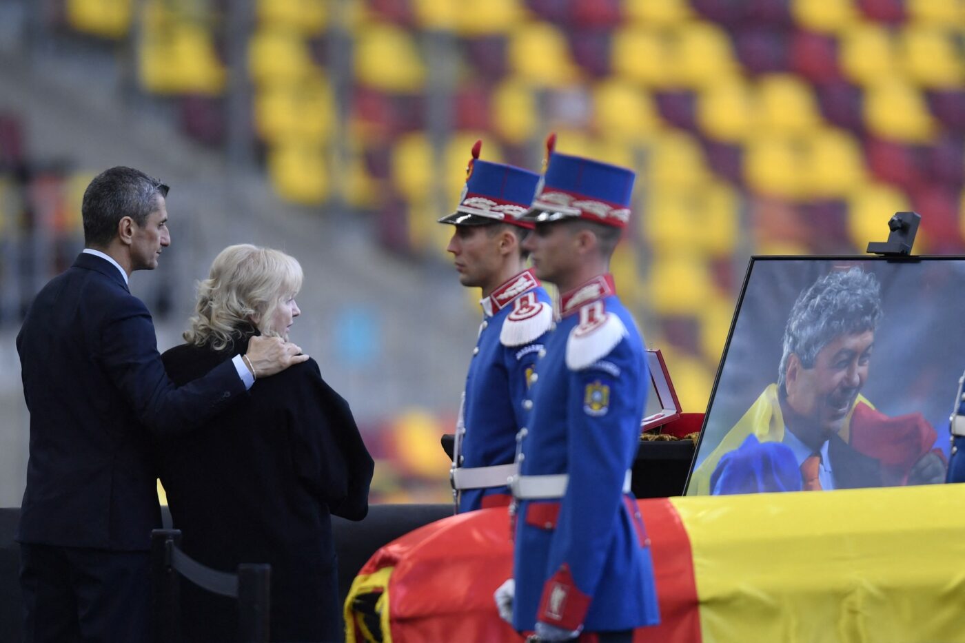 S-A STINS IL LUCE Înmormântarea lui Mircea Lucescu. Lupescu, Sabău sau Burleanu și-au făcut apariția la Biserica Sfântul Elefterie