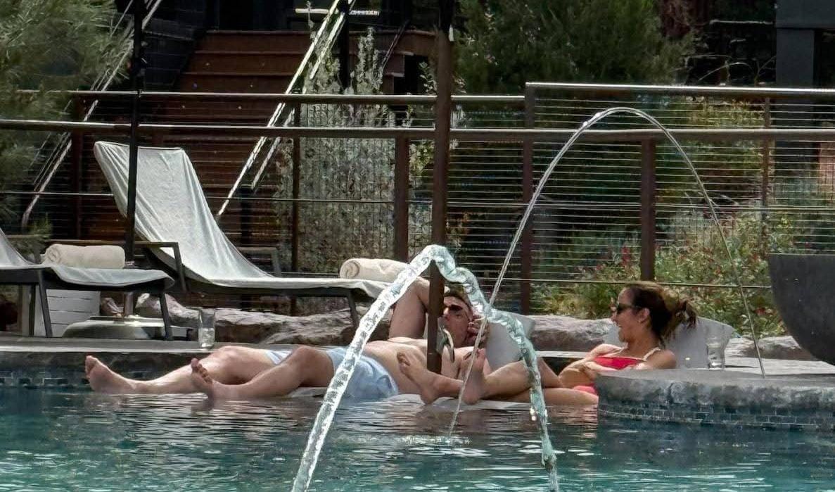 Jurnalista și antrenorul, filmați la piscină. Ea e măritată, el e însurat