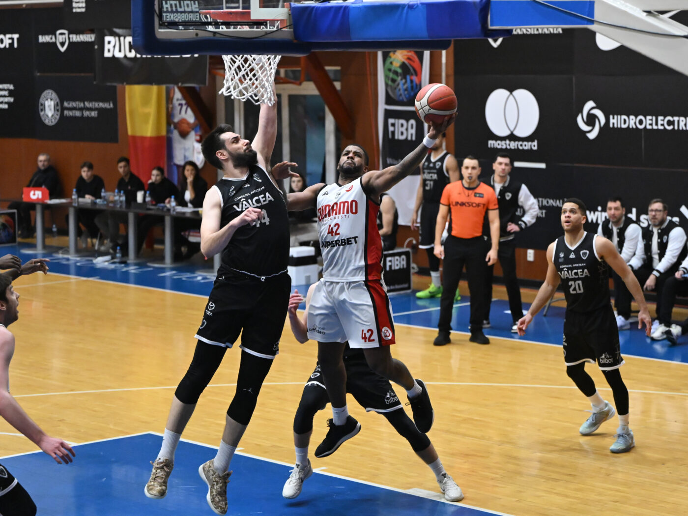 Cel mai încins final de sezon regular din istoria Ligii Naţionale de Baschet Masculin: 6 echipe luptă în ultima etapă pentru 4 locuri de play-off!