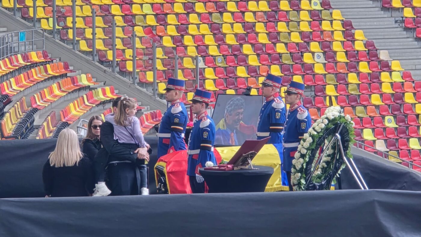 S-A STINS IL LUCE Imaginile de care va vorbi toată România. Matei Lucescu, cu fetița în brațe, la căpătâiul bunicului Mircea Lucescu