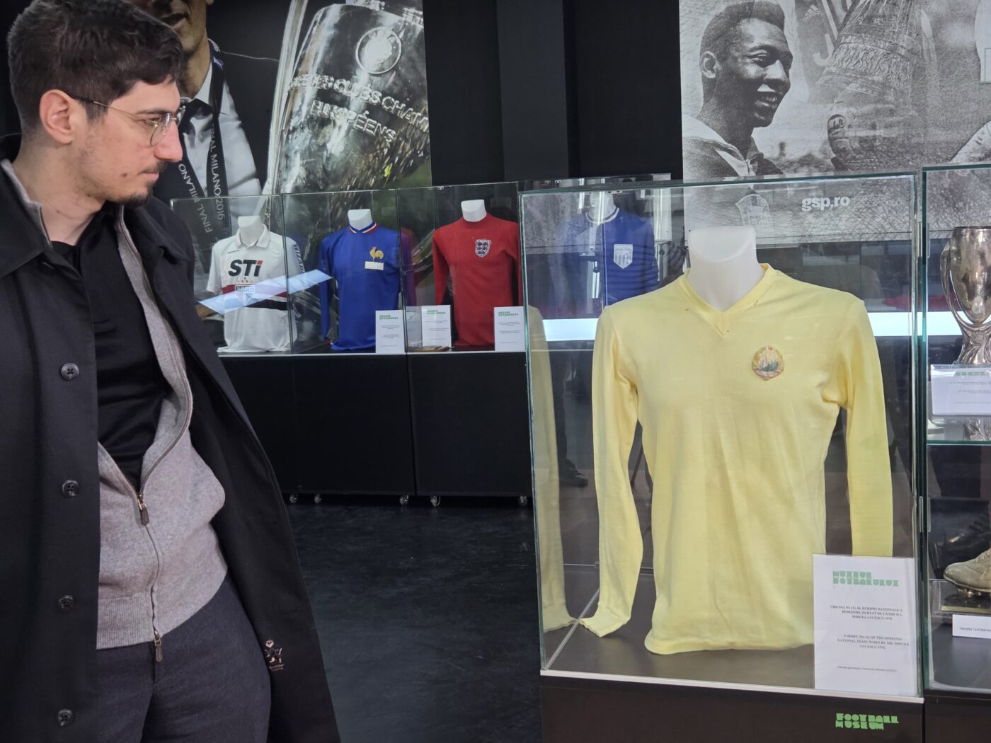 Reacția nepotului Matei Lucescu după ce a văzut tricourile primite de Mircea Lucescu de la Messi şi Pele: „E prima oară când le văd pe toate”