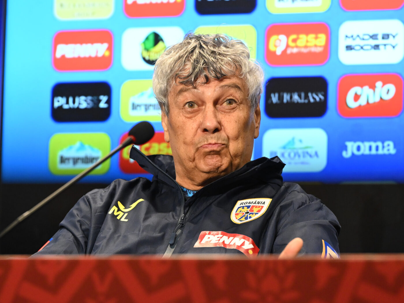 Vila lui Mircea Lucescu a fost invadată de oameni ai străzii. Ce decizie a luat pentru a scăpa de ei