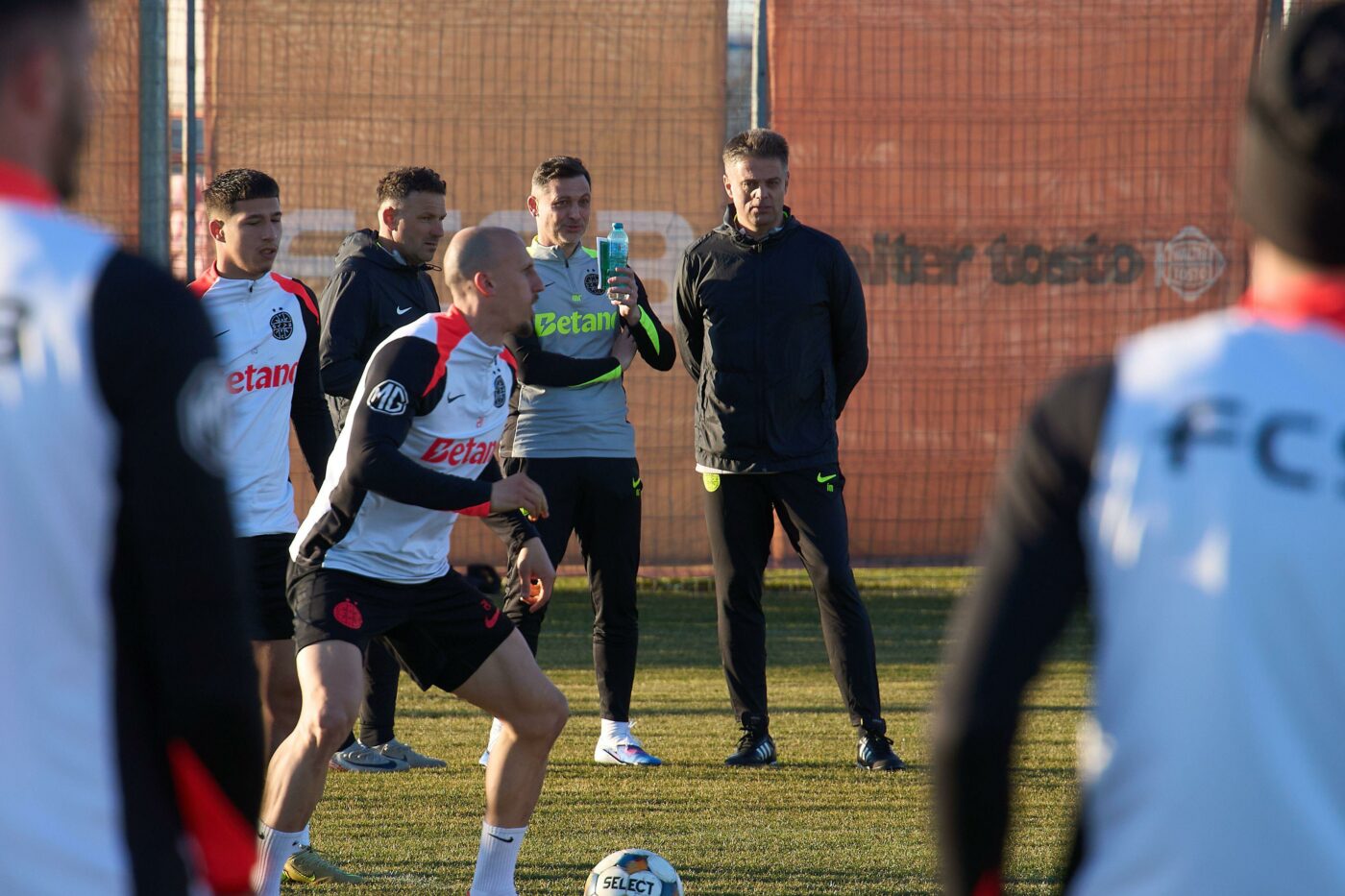 DECLARAȚII Mirel Rădoi l-a luat deoparte pe jucătorul de la FCSB care și-a pierdut locul de titular: „Asta i-am spus”