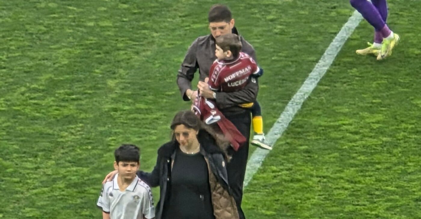 Nepotul lui Mircea Lucescu a mers în Giulești și a dat lovitura de start. Reacție emoționantă înainte de Rapid – FC Argeș: „Am copilărit pe acest stadion”