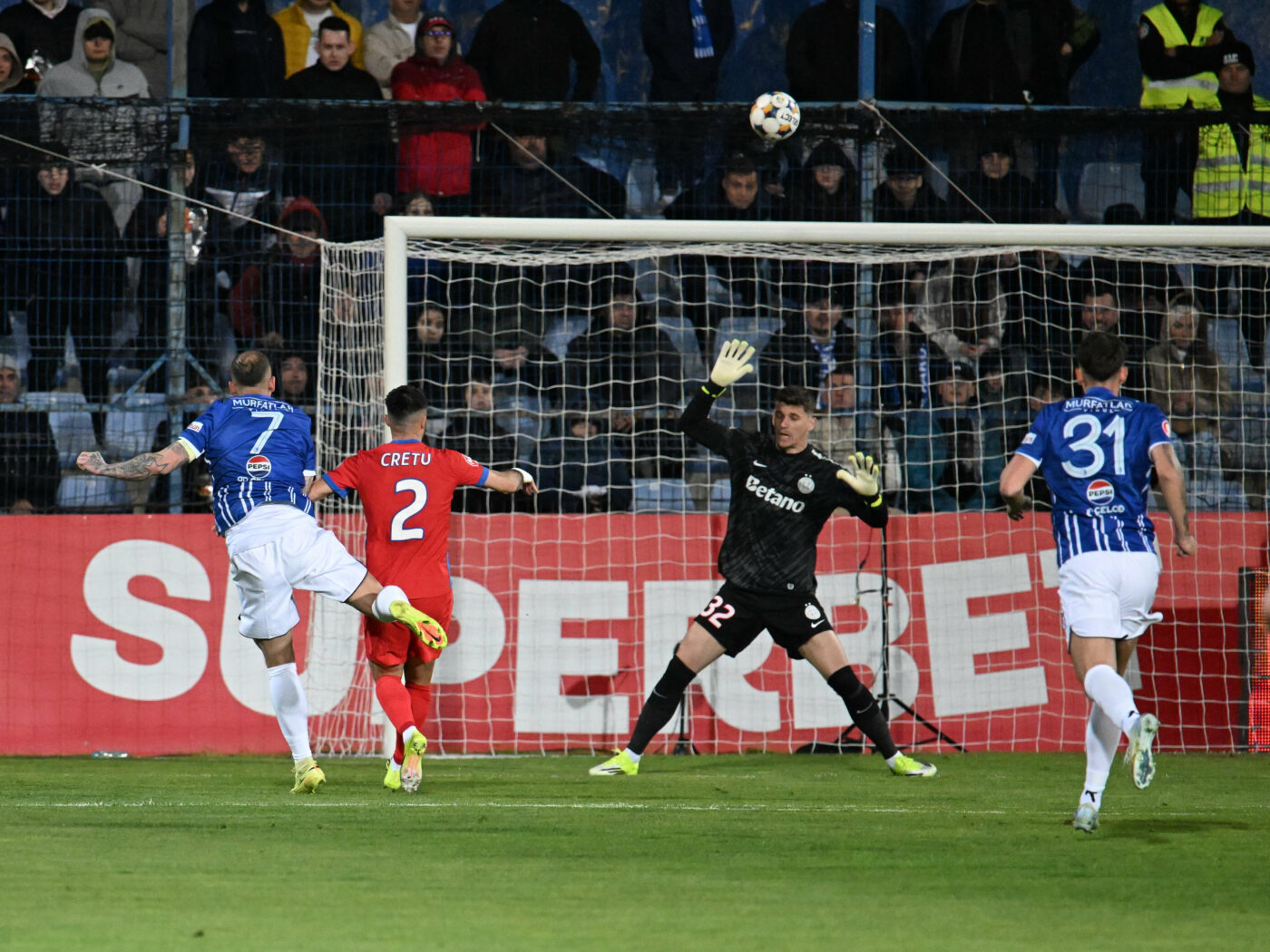 CRONICĂ Nici gafeurul Târnovanu nu l-a ajutat pe Flavius Stoican! Farul – FCSB un meci cu multe goluri, dar la Ovidiu „miroase” tot mai tare a matineu
