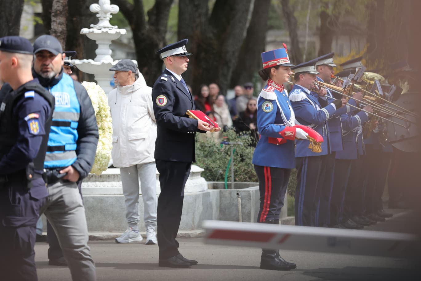 S-A STINS IL LUCE Cum au fost onorurile militare de la cimitirul Bellu la înmormântarea lui Mircea Lucescu