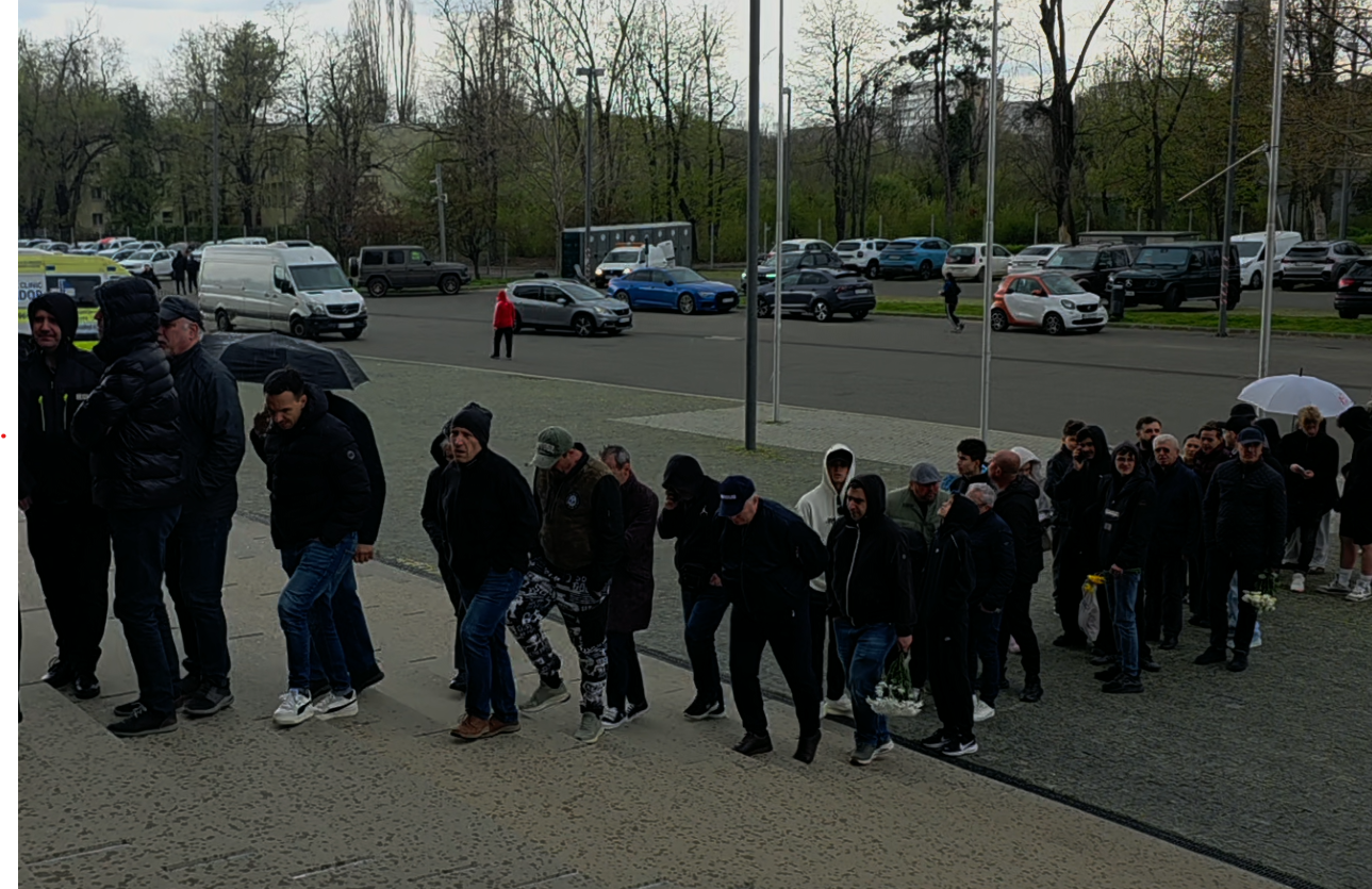 S-A STINS IL LUCE România, în lacrimi. Oamenii de rând stau la o coadă de peste 200 de metri, în ploaie, pentru a-și lua adio de la Mircea Lucescu
