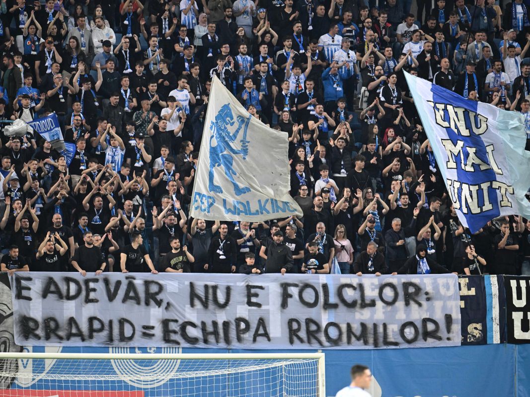 Poliţia a deschis dosar penal, după mesajele afişate de galeria Craiovei la meciul cu Rapid