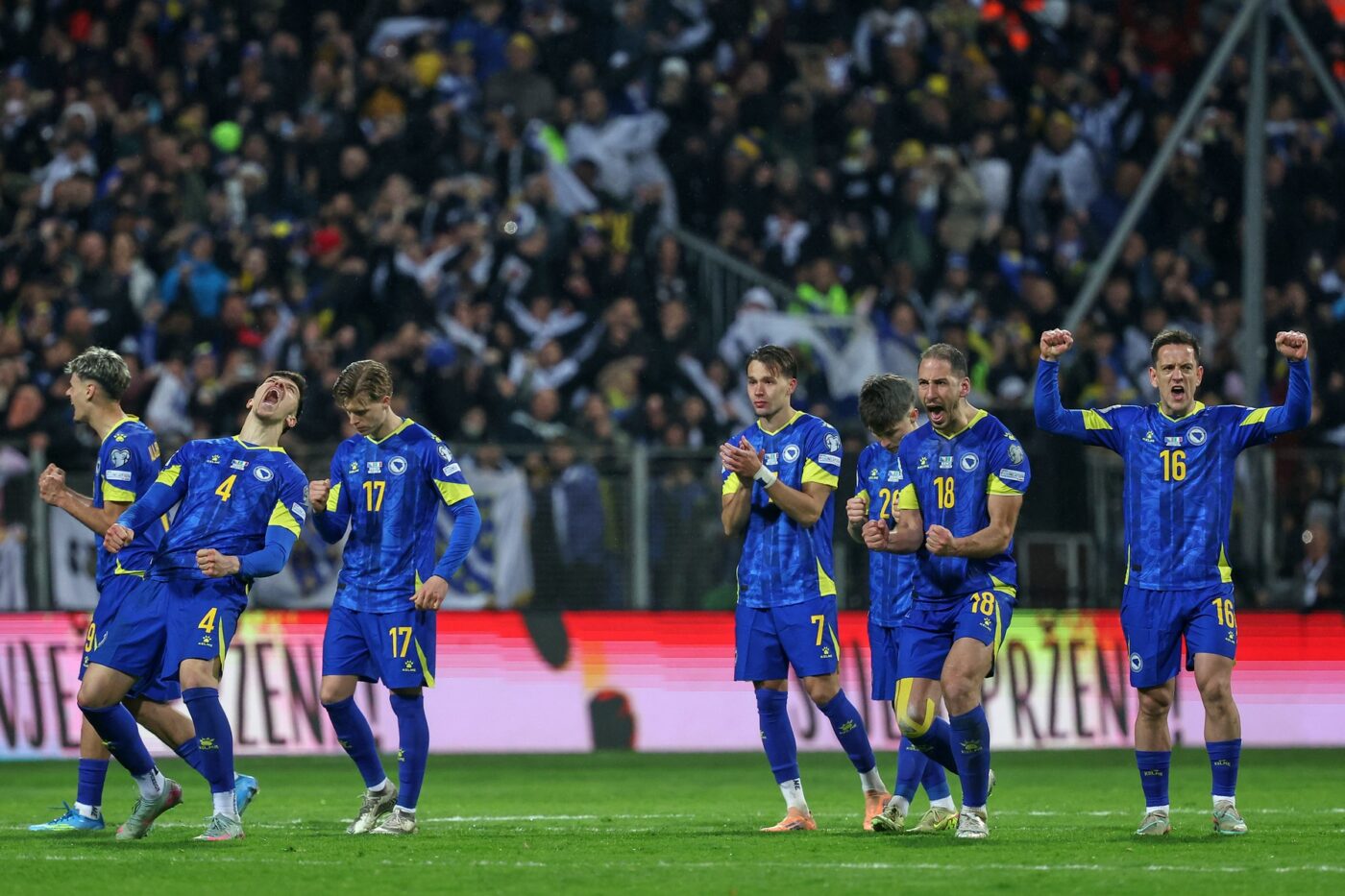 Presa din Bosnia e în DELIR după calificarea la Campionatul Mondial și eliminarea Italiei la lovituri de departajare: „Dragonii și-au lăsat inimile pe teren”