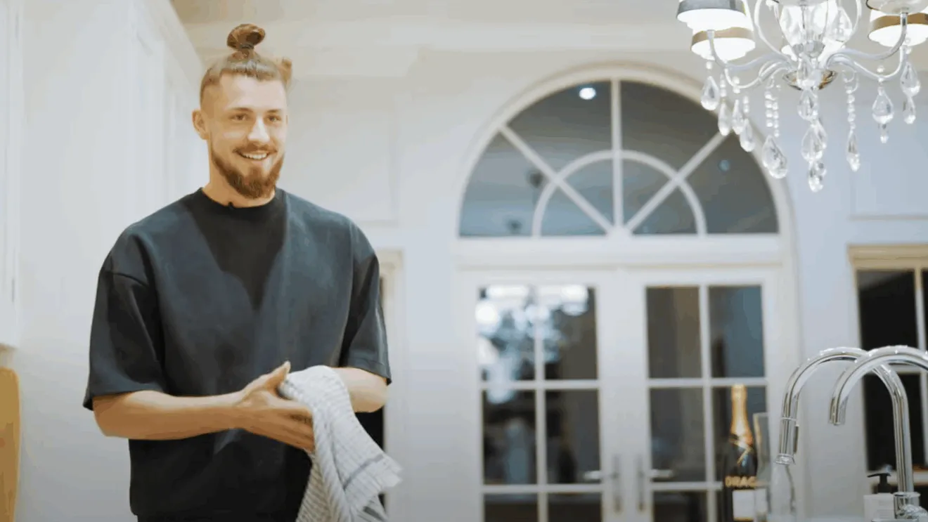EXTRA Radu Drăgușin, tun imobiliar. Câți bani dai pe un apartament în cartierul construit și cu banii fotbalistului