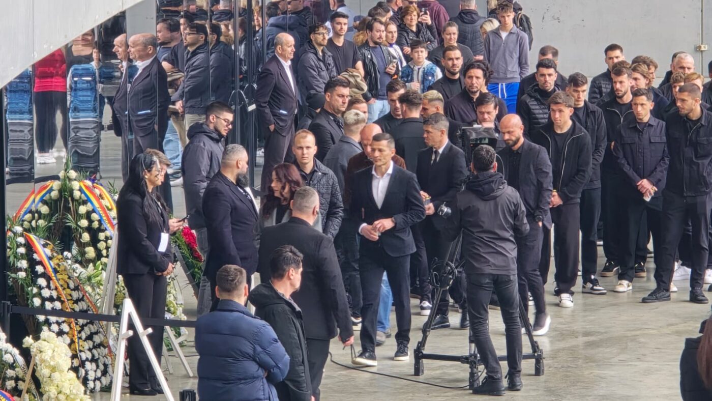 S-A STINS IL LUCE Rapidiștii, omagiu pentru marele Mircea Lucescu