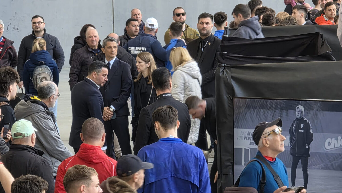 S-A STINS IL LUCE Răzvan Lucescu, la catafalcul lui Mircea Lucescu. Soția Ana-Maria și fiul Matei, alături de antrenorul lui PAOK