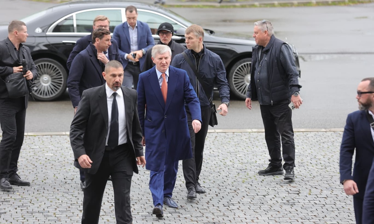S-A STINS IL LUCE Cel mai bogat om din Ucraina a ajuns la Mircea Lucescu: Rinat Ahmetov a venit cu zeci de bodyguarzi și buchete imense de trandafiri roșii!