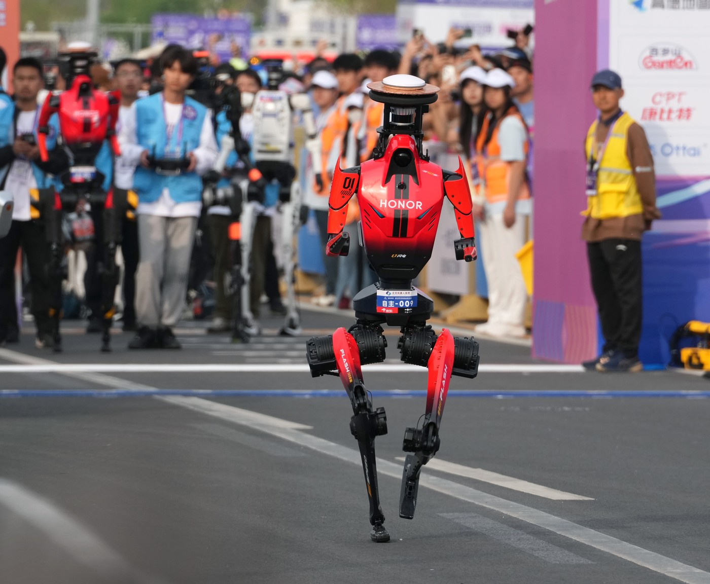 China a schimbat definitiv lumea cu acest robot umanoid! A doborât recordul mondial la semi-maraton cu un timp ireal