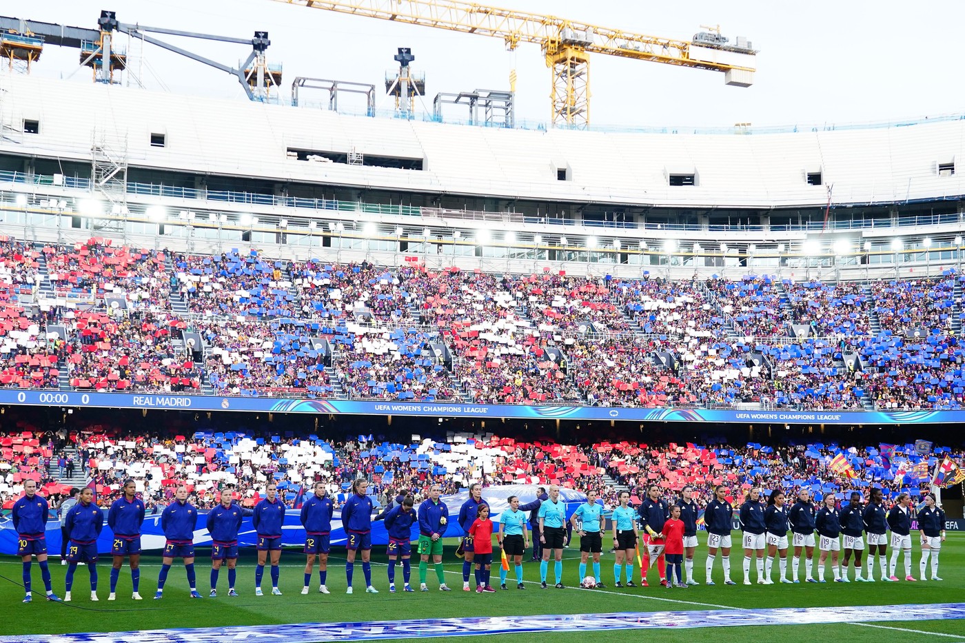 S-A STINS IL LUCE Se lasă liniștea pe Camp Nou și pe Parc des Princes în semn de omagiu pentru Mircea Lucescu