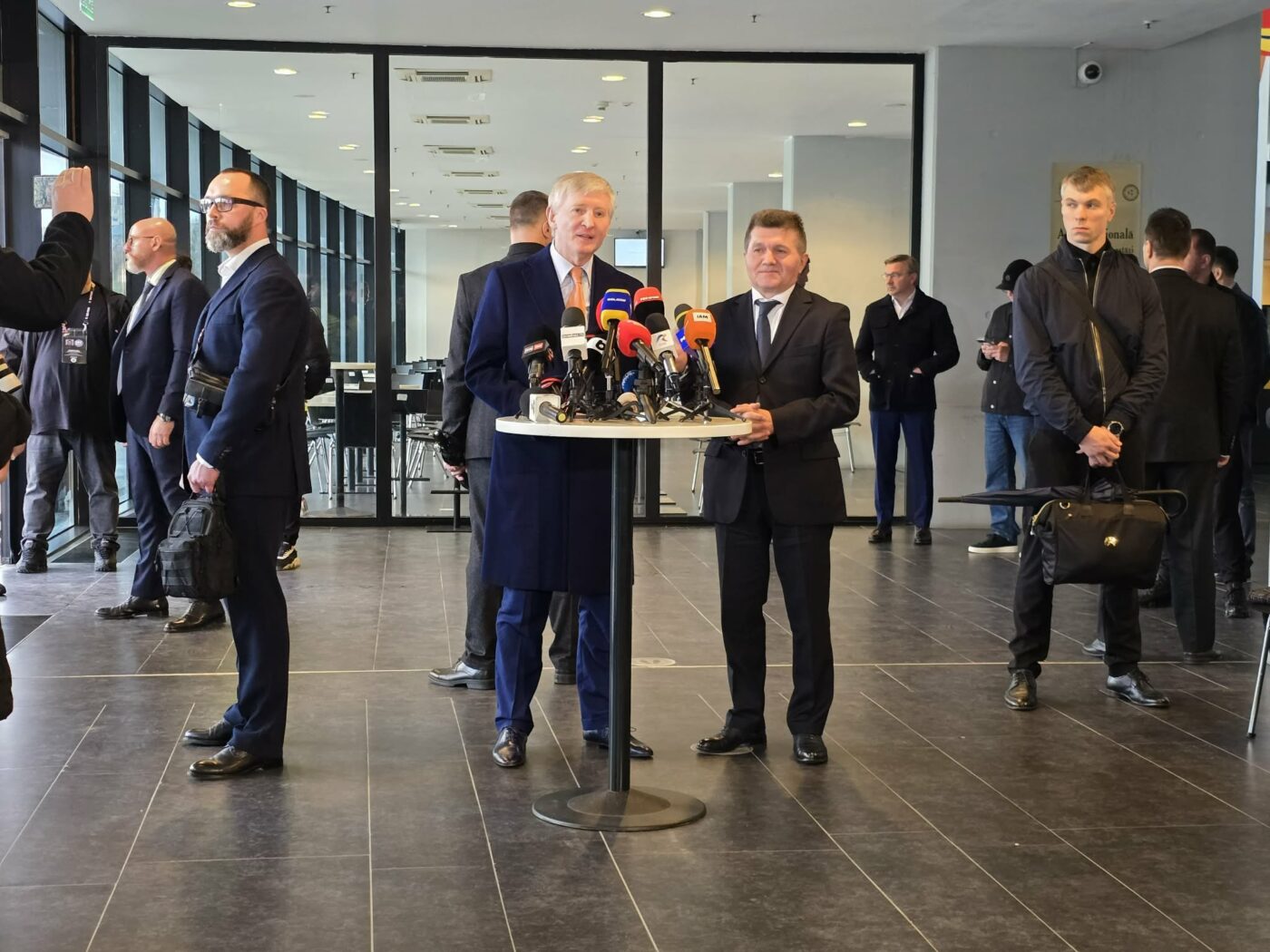 Secretul lui Rinat Ahmetov. Ce era ascuns în gențile pe care le aveau bodyguarzii săi la priveghiul lui Mircea Lucescu