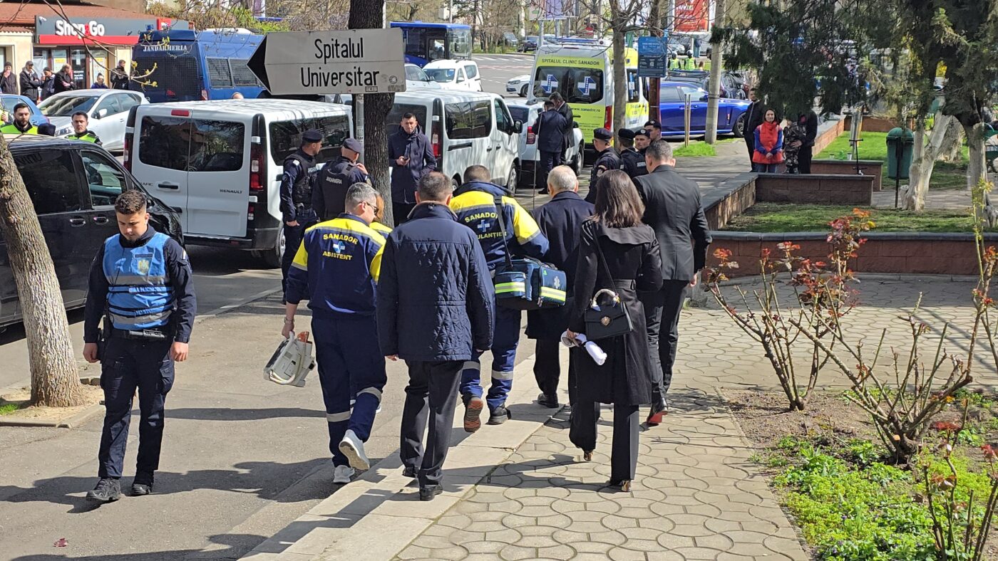 S-A STINS IL LUCE Unei persoane i s-a făcut rău în biserică la slujba pentru Mircea Lucescu. Medicii au intervenit de urgență