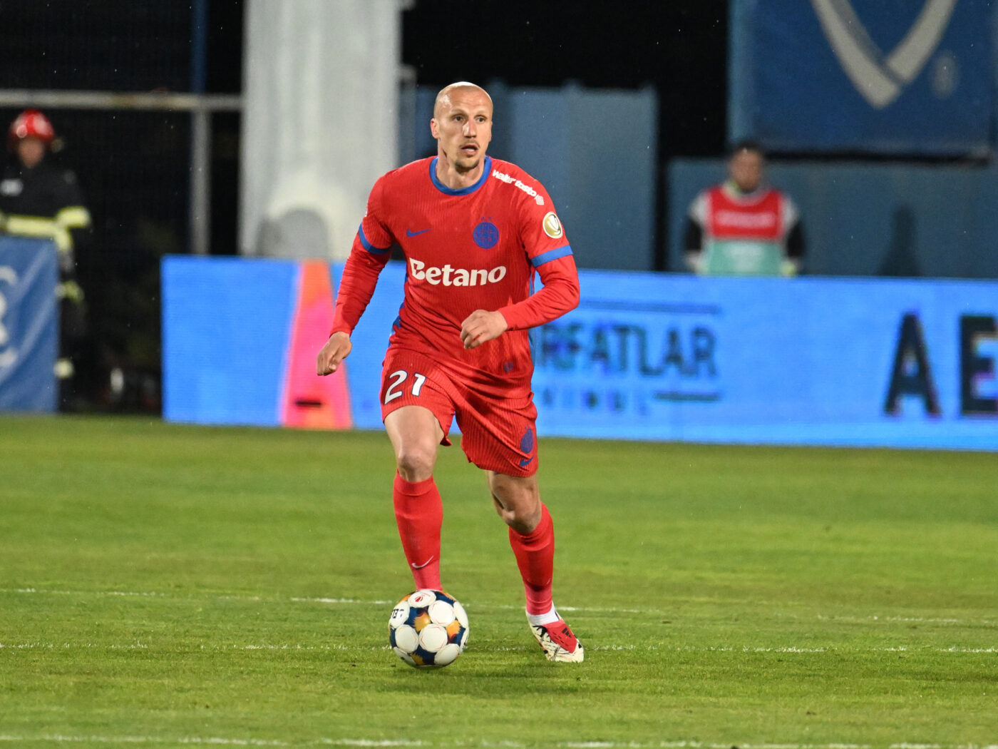 Vlad Chiricheș, OUT! A ieșit șchiopătând de pe teren și a fost înlocuit de urgență