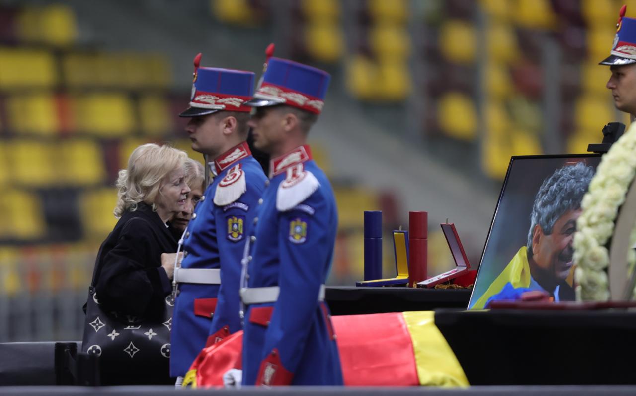 S-A STINS IL LUCE Fără cuvinte. Imagini colpleșitoare cu Neli Lucescu, secată de lacrimi, care își ia adio, la căpătâiul lui Mircea Lucescu!