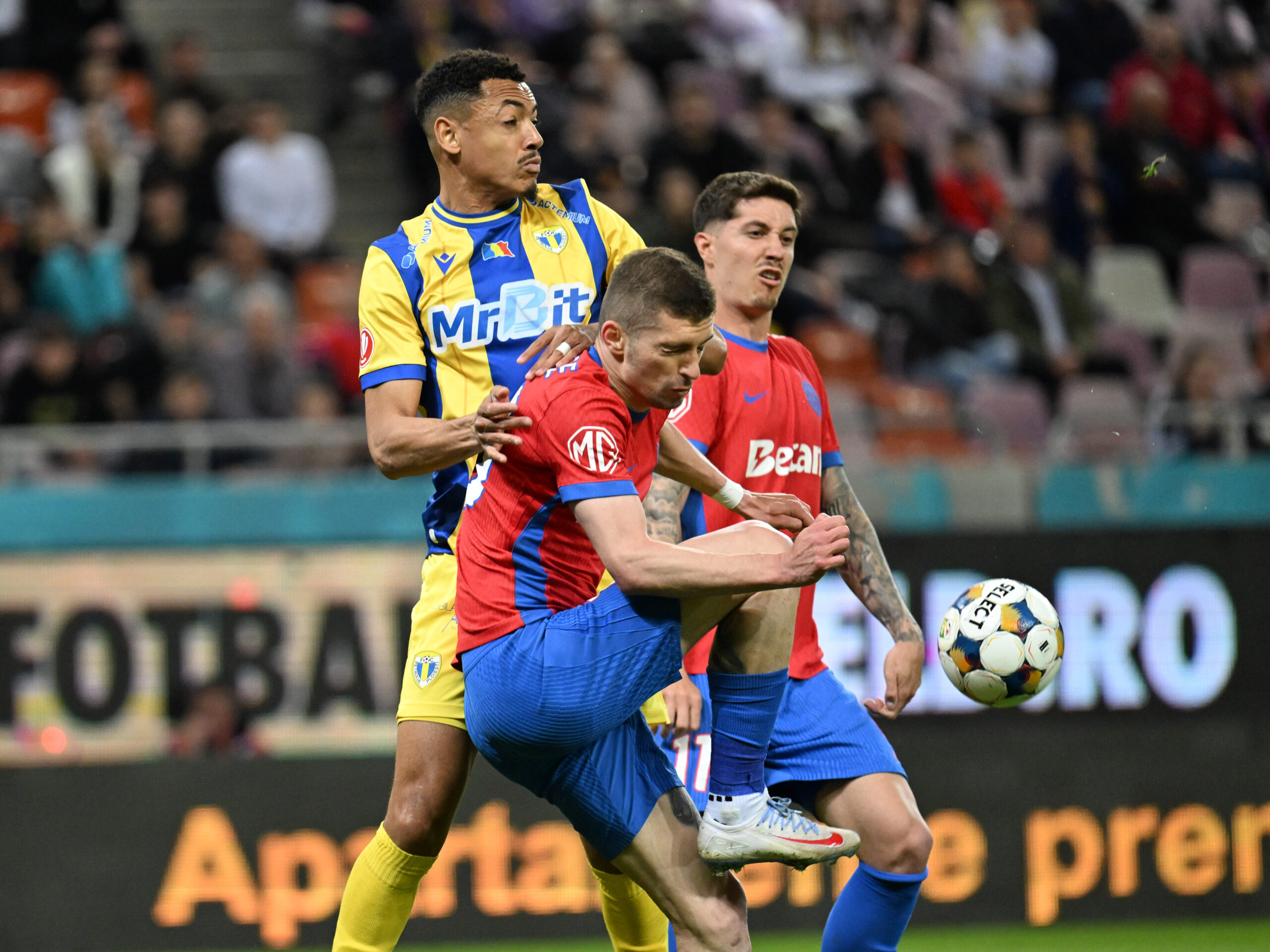 A fost transportat la spital imediat după meci! Fotbalistului din Superliga României i s