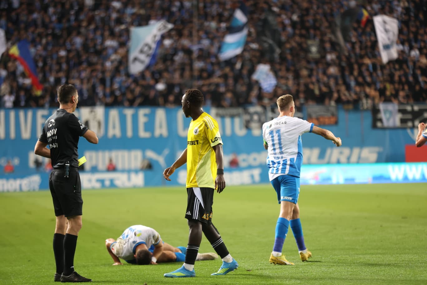 Și-a ieșit din minți! Ce i-a putut spune Alex Chipciu arbitrului de rezervă după ce Mendy a luat roșu în Craiova - U Cluj