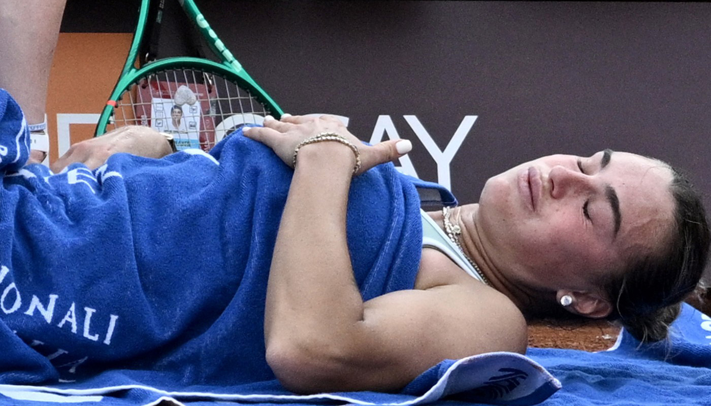 Aryna Sabalenka, prăbușită de durere în meciul cu Sorana Cîrstea. Momentul când liderul WTA a cerut intervenția medicului la Roma