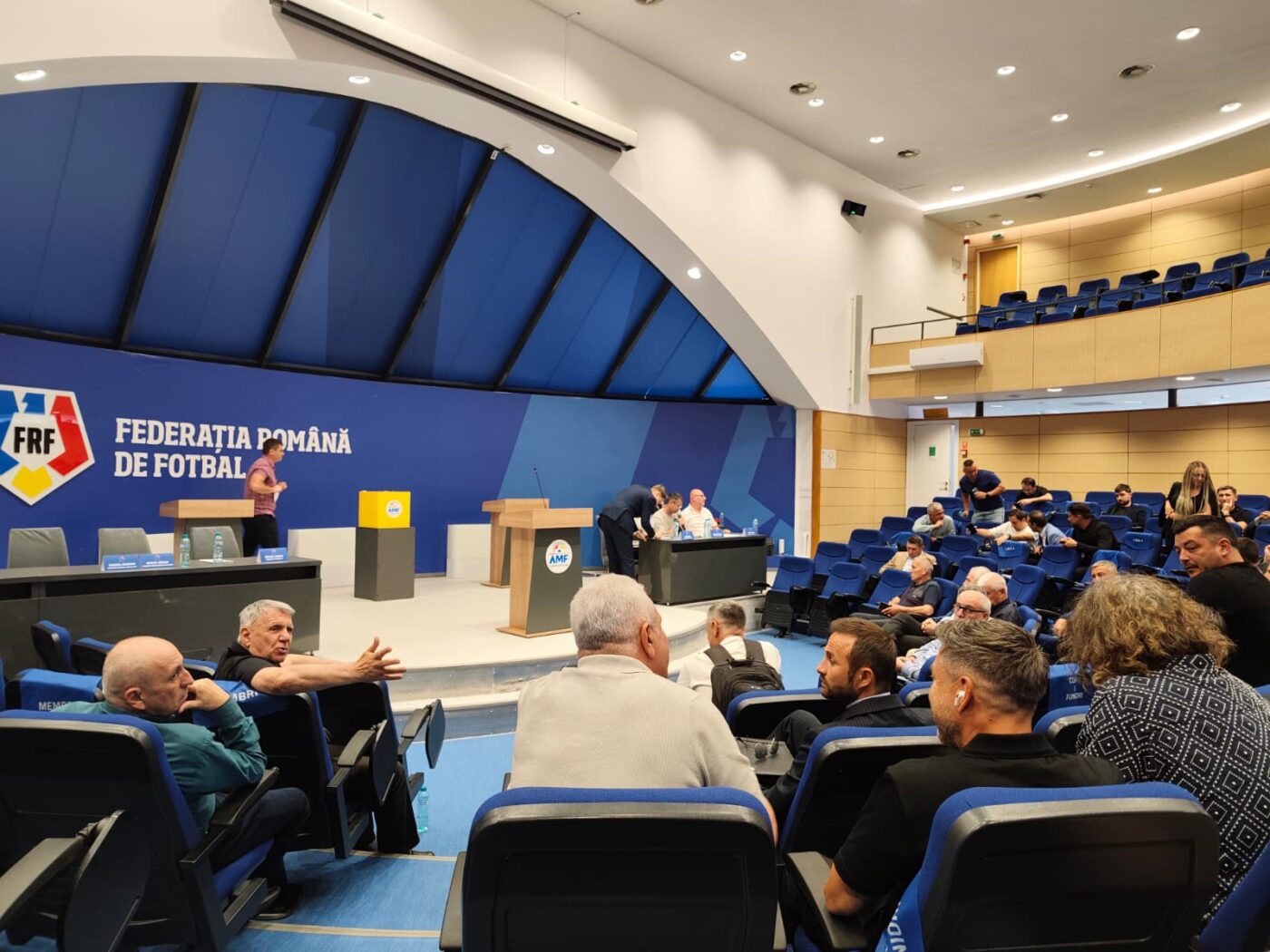Scandal la alegerile AMFB de la FRF. Ilie Drăgan, conflict cu Gabriel Bodescu la numărătoarea voturilor: Marcel Bîrsan e noul președinte!